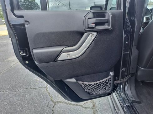 Used 2014 Jeep Wrangler Unlimited Rubicon image 38