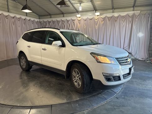 Used 2017 Chevrolet Traverse LT image 2
