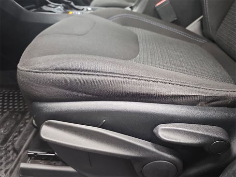 Used 2019 Jeep Cherokee Latitude w/ Cold Weather Group image 26