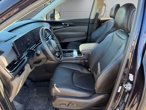 Used 2025 Kia Carnival image 16