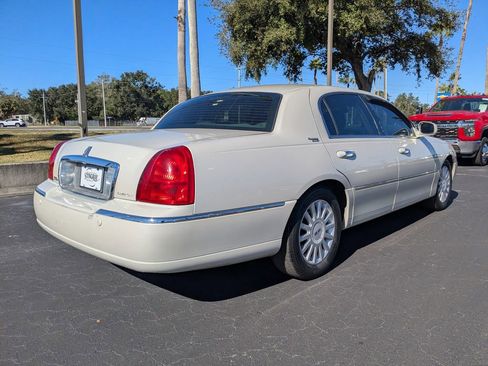 Used 2005 Lincoln Town Car Signature Limited image 4