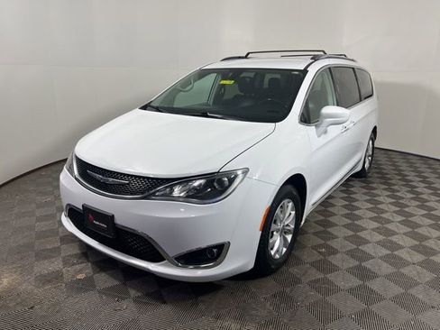 Used 2019 Chrysler Pacifica Touring-L image 3