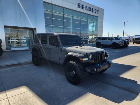 Used 2022 Jeep Wrangler Unlimited Rubicon 4xe AWD/4WD image 3