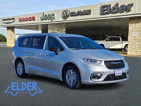 New 2026 Chrysler Pacifica Select image 1