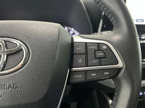 Used 2024 Toyota Highlander LE FWD image 7