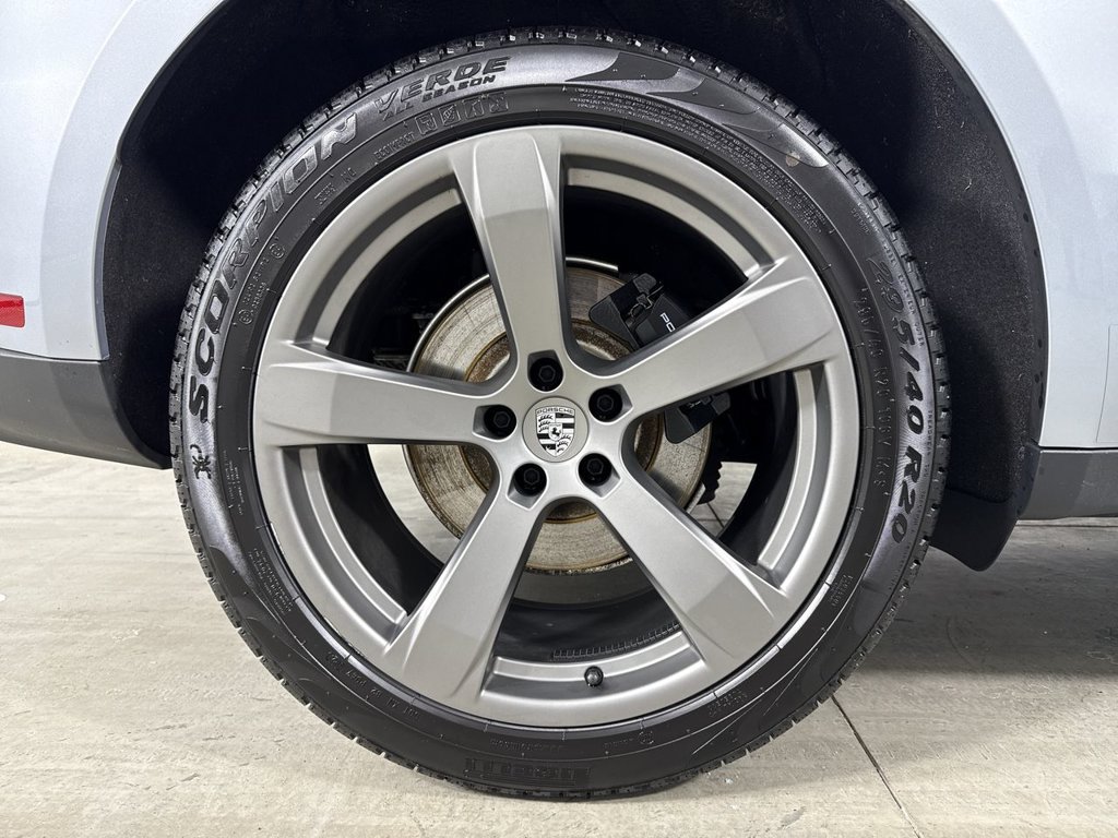 Certified 2025 Porsche Macan AWD/4WD image 16