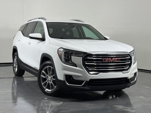 Used 2022 GMC Terrain SLT w/ LPO, Floor Liner Package FWD image 2