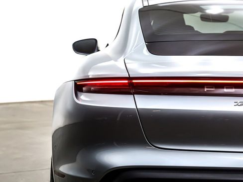 Used 2022 Porsche Taycan image 16