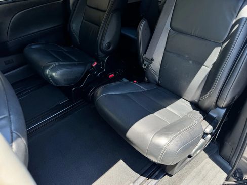 Used 2017 Toyota Sienna SE w/ SE Preferred Package FWD image 20