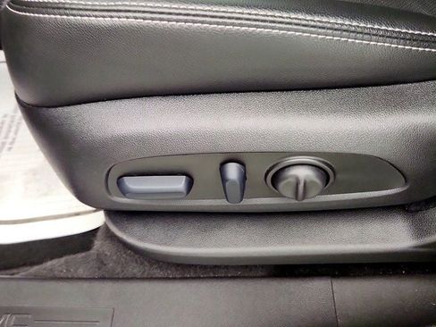 Used 2024 GMC Terrain SLT w/ Infotainment Package II AWD/4WD image 12