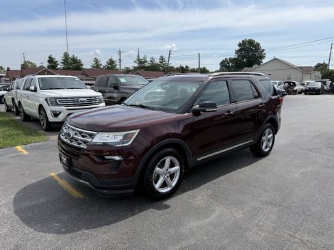 Used 2018 Ford Explorer XLT w/ Equipment Group 202A FWD image 3