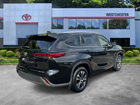 Used 2022 Toyota Highlander XLE AWD/4WD image 7