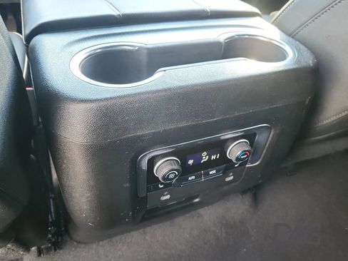 Used 2023 Chevrolet Suburban Premier image 19