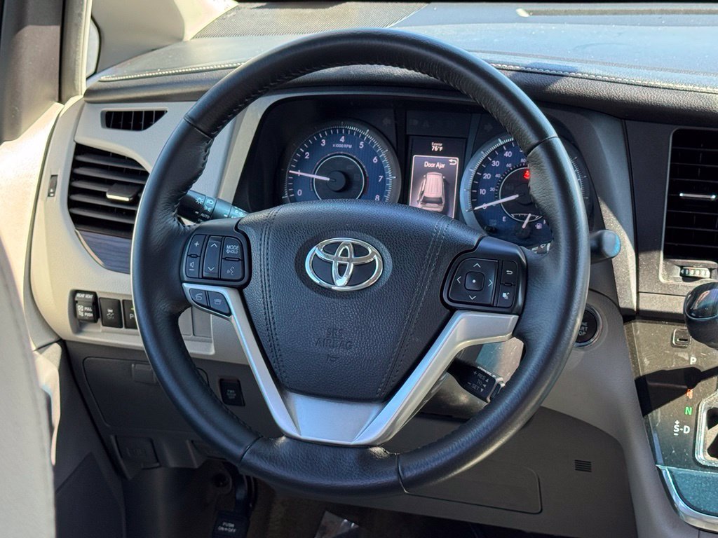 Used 2017 Toyota Sienna XLE Premium FWD image 28