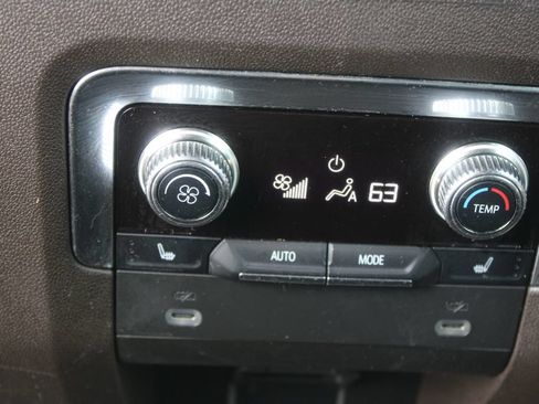 Used 2022 GMC Yukon XL SLT w/ SLT Premium Package RWD image 31