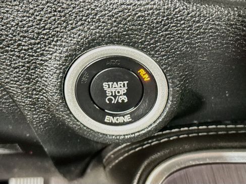 Used 2016 Dodge Challenger SXT RWD image 18