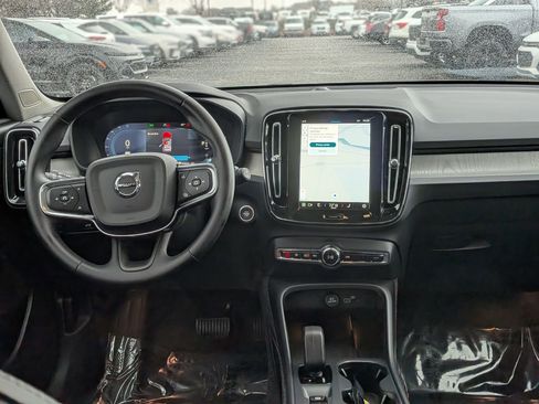 Used 2025 Volvo XC40 B5 Core image 19