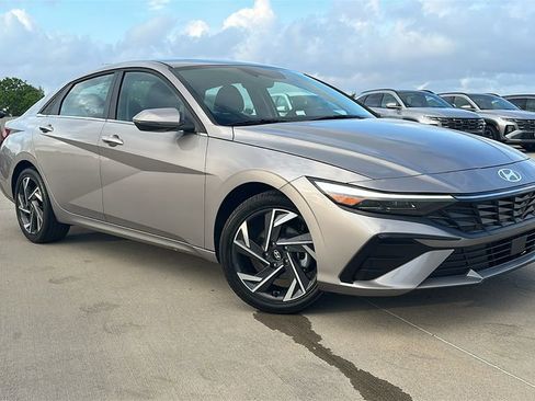 Used 2025 Hyundai Elantra Limited image 6