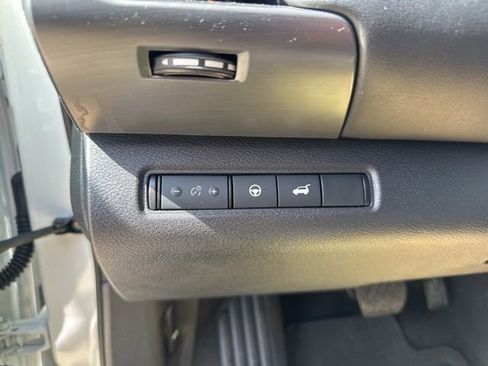 Used 2023 Nissan Pathfinder SL w/ Lighting Package (N92) FWD image 16