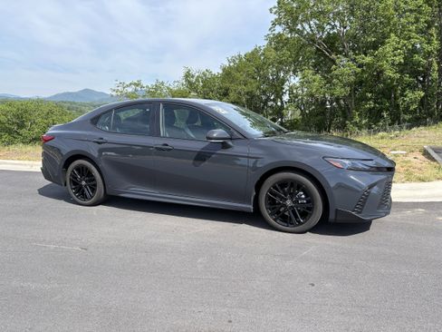 Used 2025 Toyota Camry SE w/ Convenience Package AWD/4WD image 7