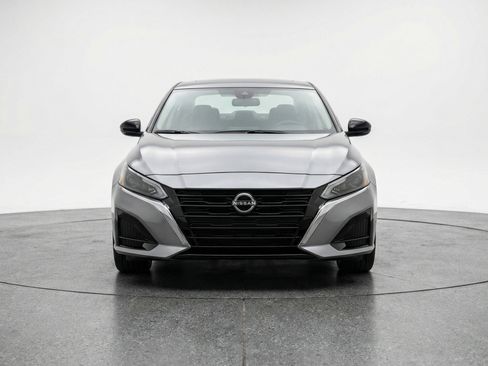 Used 2025 Nissan Altima 2.5 SV FWD image 2