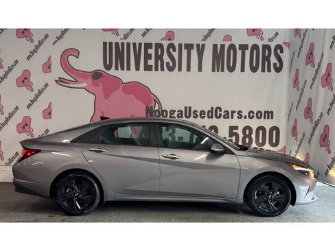 Used 2022 Hyundai Elantra SEL w/ Convenience Package FWD image 9