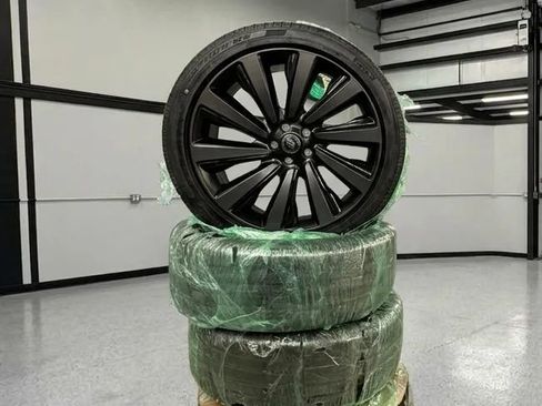 Used 2025 Land Rover Range Rover SV AWD/4WD image 33