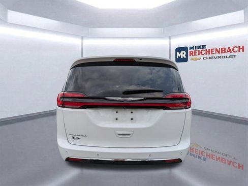 Used 2023 Chrysler Pacifica Touring-L image 5
