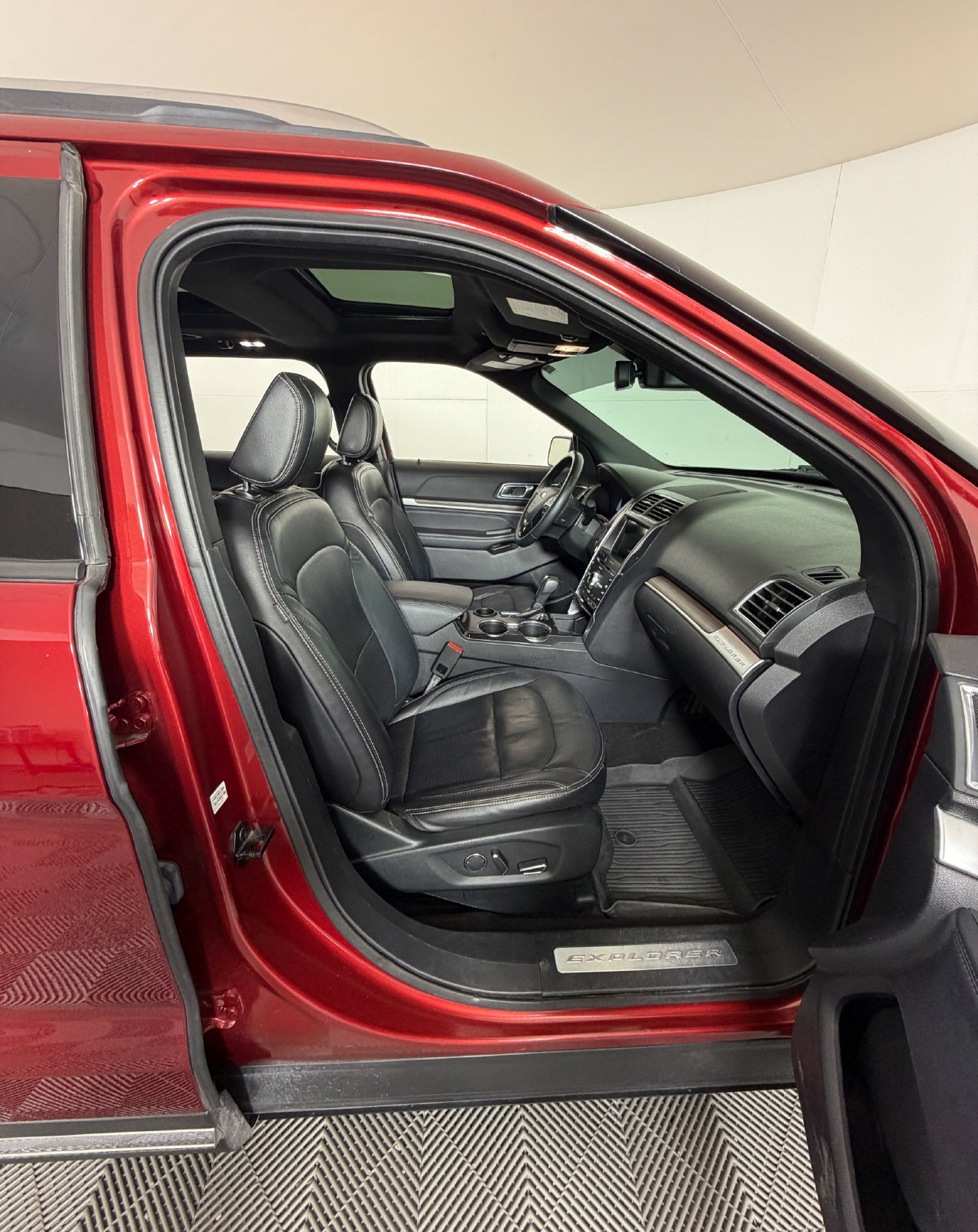 Used 2018 Ford Explorer Limited w/ Ford Safe & Smart Package FWD image 5
