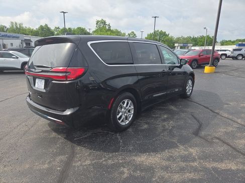 Used 2024 Chrysler Pacifica Touring-L FWD image 4