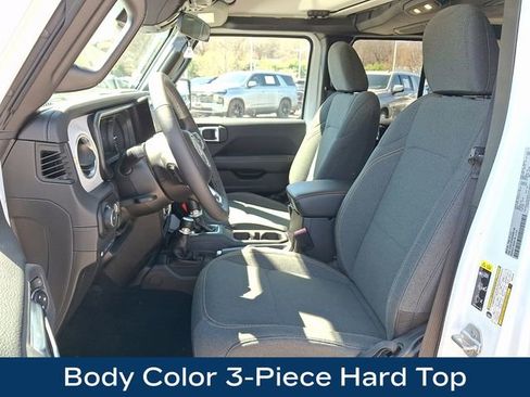 Used 2025 Jeep Wrangler Unlimited Sahara image 2