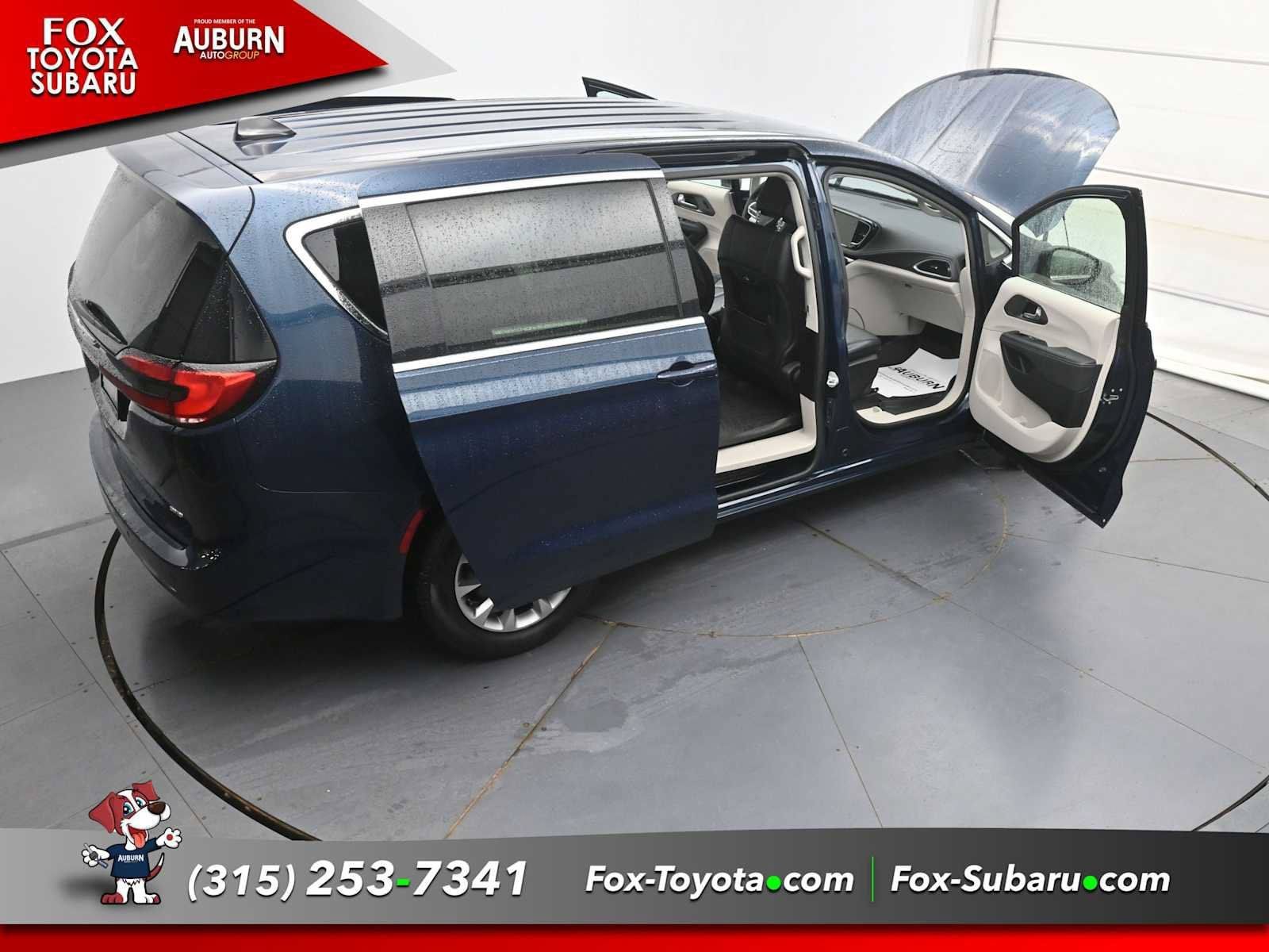Used 2023 Chrysler Pacifica Touring-L AWD/4WD image 36