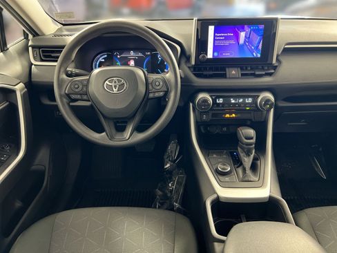 Used 2025 Toyota RAV4 XLE AWD/4WD image 24