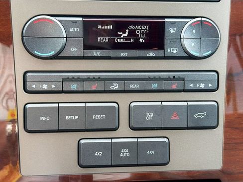 Used 2014 Lincoln Navigator 4WD image 16