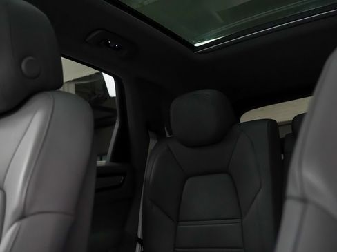 Certified 2023 Porsche Cayenne Platinum Edition image 33