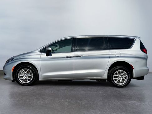 Used 2023 Chrysler Voyager LX image 9