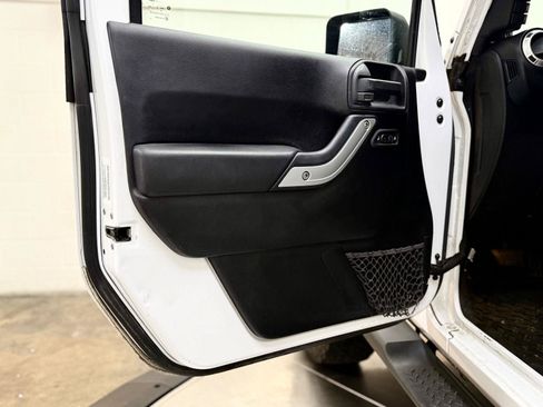 Used 2014 Jeep Wrangler Unlimited Sahara w/ Connectivity Group AWD/4WD image 11