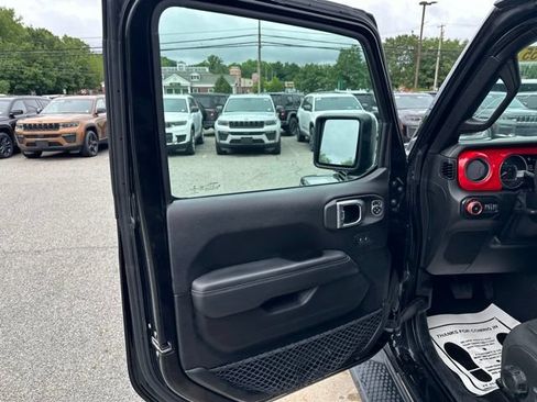 Certified 2019 Jeep Wrangler Unlimited Sahara w/ Cold Weather Group AWD/4WD image 20