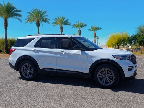 Used 2022 Ford Explorer XLT w/ Equipment Group 202A image 5