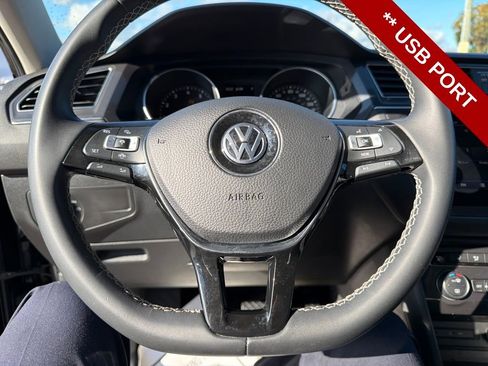 Used 2021 Volkswagen Tiguan SE image 16