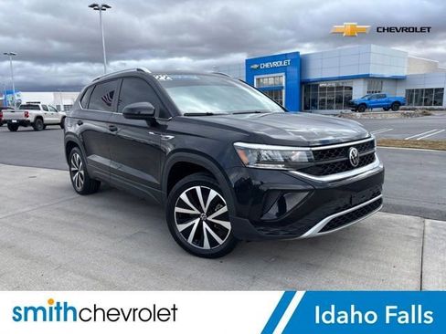 Used 2022 Volkswagen Taos SE image 1