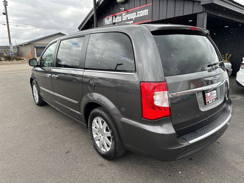 Used 2015 Chrysler Town & Country Touring w/ Driver Convenience Group image 7