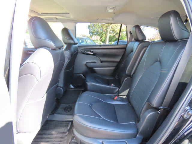 Used 2024 Toyota Highlander XLE AWD/4WD image 14