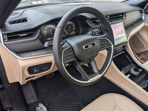 New 2025 Jeep Grand Cherokee Limited image 9