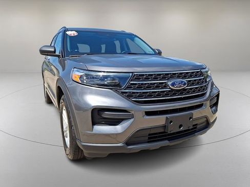 Used 2022 Ford Explorer XLT w/ Class IV Trailer Tow Package AWD/4WD image 2