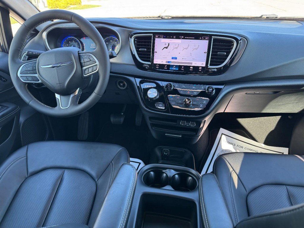 Used 2025 Chrysler Pacifica Select FWD image 14