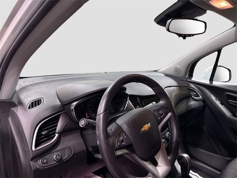 Used 2018 Chevrolet Trax LT w/ LT Convenience Package image 11