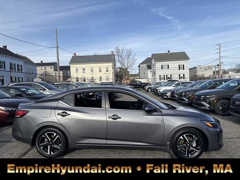 Used 2024 Nissan Sentra SV image 3