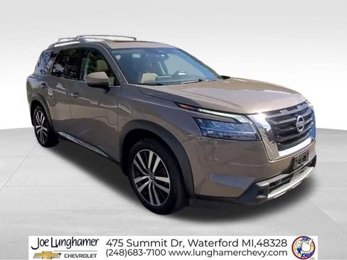 Used 2024 Nissan Pathfinder Platinum w/ Cargo Package AWD/4WD image 2