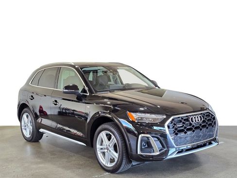 Used 2024 Audi Q5 e Prestige w/ Prestige Package image 3